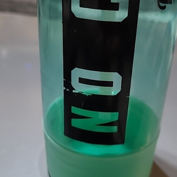 VINTAGE VS PINK NO CHILL 24OZ WATER BOTTLE - Picture 4 of 16